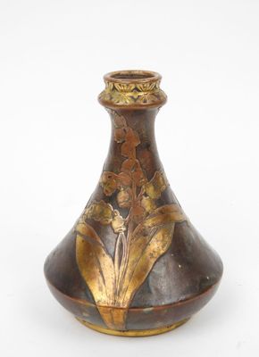 un vase marron orné d'un décor doré