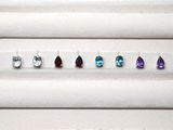 cinq paires de boucles d'oreilles exposées dans une vitrine