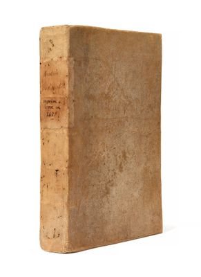 un vieux livre posé sur une surface blanche à côté d'un fond blanc