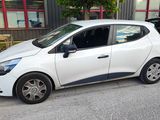 une petite voiture blanche garée sur le bord de la rue