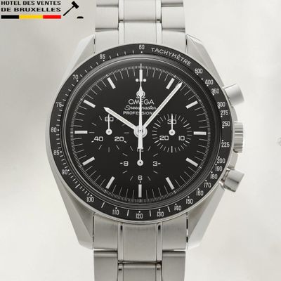 une image d'une montre en gros plan sur fond blanc