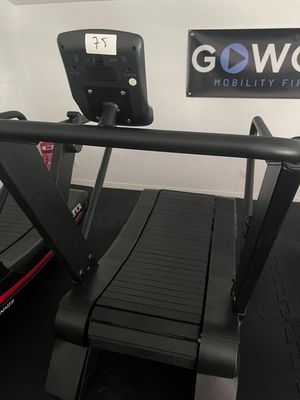 deux appareils de marche à rouleaux exposés dans une salle de sport