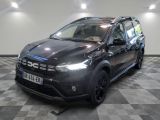 la voiture noire est garée sur un sol en damier dans le garage