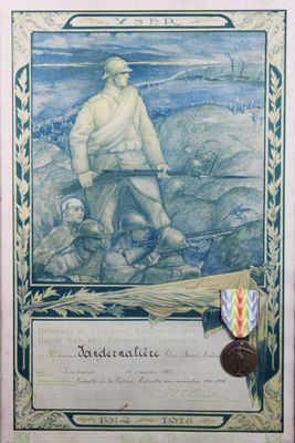 une vieille photo représentant un homme avec une épée et une médaille