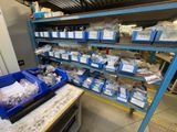 une étagère sur laquelle sont disposés de nombreux outils de toutes sortes
