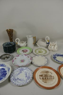 un grand nombre d'assiettes posées sur une table