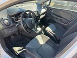l'intérieur d'une petite voiture avec un volant et un tableau de bord