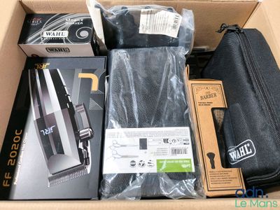 une boîte contenant de nombreux appareils électroniques