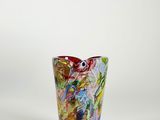 un vase orné d'un motif coloré sur un fond blanc