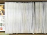 une boîte contenant un tas de papiers