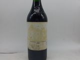 l'image d'une bouteille de vin posée sur une table