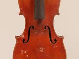 gros plan d'un violon avec un archet sur fond blanc