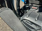 un gros plan sur le moteur d'une moto et le repose-pied