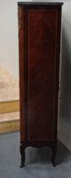 Armoire bibliothèque grillagée en placage de noyer. (photo 3)