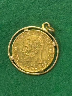 l'image d'une pièce d'or sur un fond vert