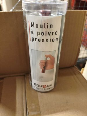 un gobelet en plastique posé sur une boîte en carton