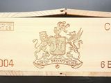 une boîte en bois sur laquelle est représenté un blason