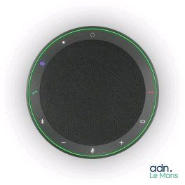 un gros plan d'une enceinte noire et verte posée sur une surface blanche