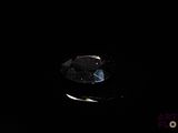 une image représentant un diamant sur un fond noir