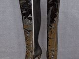 bottes noires à talons hauts avec une fermeture éclair sur le côté