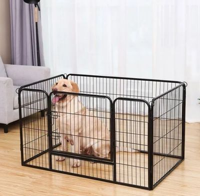 Un chien est assis dans une cage noire dans un salon.