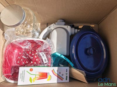 une boîte en carton remplie d'articles divers à vendre