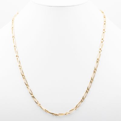 un collier à chaîne en or sur un mannequin mannequin mannequin mannequin mannequin mannequin mannequin mannequin mannequin mannequin