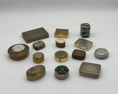 plusieurs types de bijoux en argent et en or posés sur un fond blanc