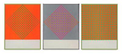 trois tableaux de couleurs et de formes différentes sur fond blanc