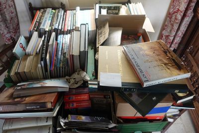 une pile de livres posée sur une table en bois