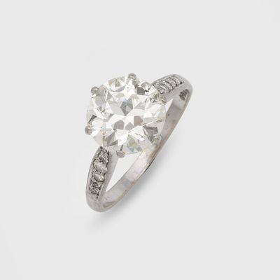 gros plan d'une bague en diamant sur fond blanc