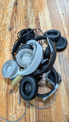 une pile de casques posés par terre