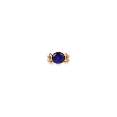 une bague en or sertie d'un saphir bleu et de deux diamants