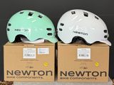 deux casques posés sur une boîte