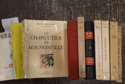 plusieurs livres posés ensemble sur une table