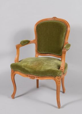 Petit fauteuil en cabriolet en bois mouluré et sculpté à déc…