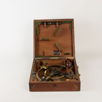 une petite boîte en bois avec une boussole à l'intérieur