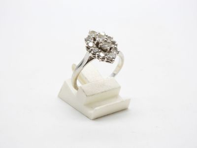 gros plan d'une bague en diamant sur une surface blanche