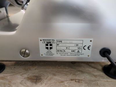 un gros plan d'une machine à coudre posée sur une table en bois
