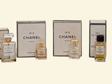 Plusieurs flacons de parfum sont alignés les uns à côté des autres