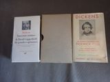 deux livres sont posés l'un à côté de l'autre sur une table