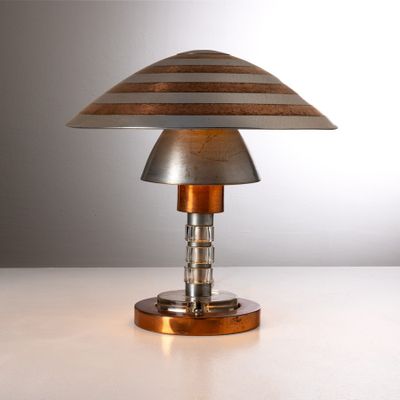 une lampe posée sur une table