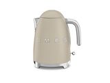 La bouilloire Smeg est beige et porte l'inscription « Smeg ».