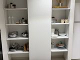 une petite cuisine équipée d'un réfrigérateur, d'un lave-vaisselle et d'un égouttoir à vaisselle
