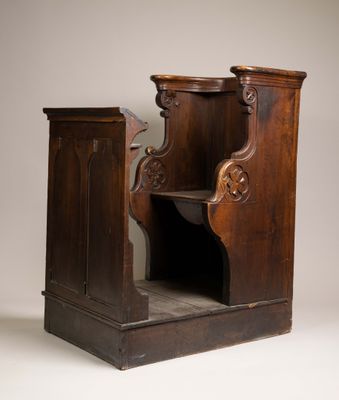 un très vieux banc en bois muni d'une assise