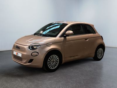 La petite voiture est garée dans la pièce vide de l'immeuble.