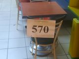 de nombreuses tables et chaises alignées dans une pièce