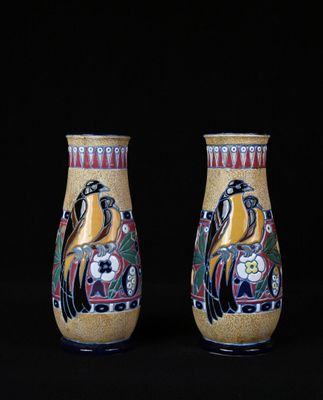 paire de vases sur lesquels sont peints des oiseaux sur fond noir