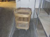 un panier en osier posé par terre dans un coin de la pièce