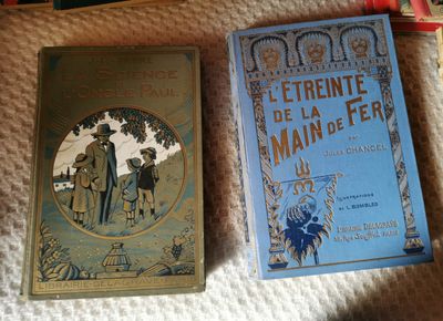 deux livres posés sur une table